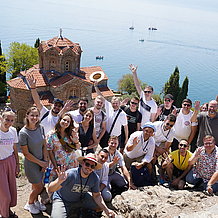 Vor der Kirche des hl. Johannes des Theologen, Ohrid (Nordmakedonien)