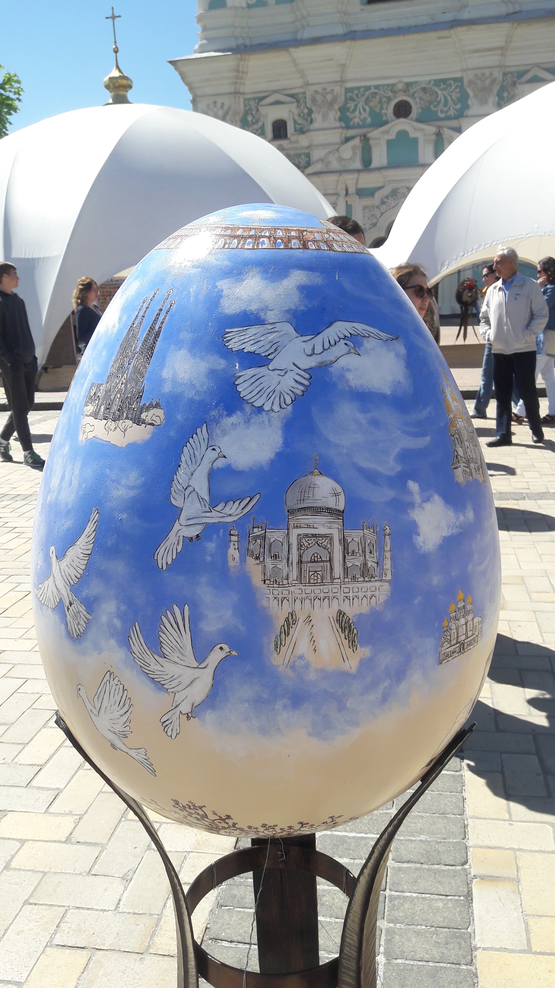 Ostereier erzählen vom Leben der Menschen in der Ukraine Katholische