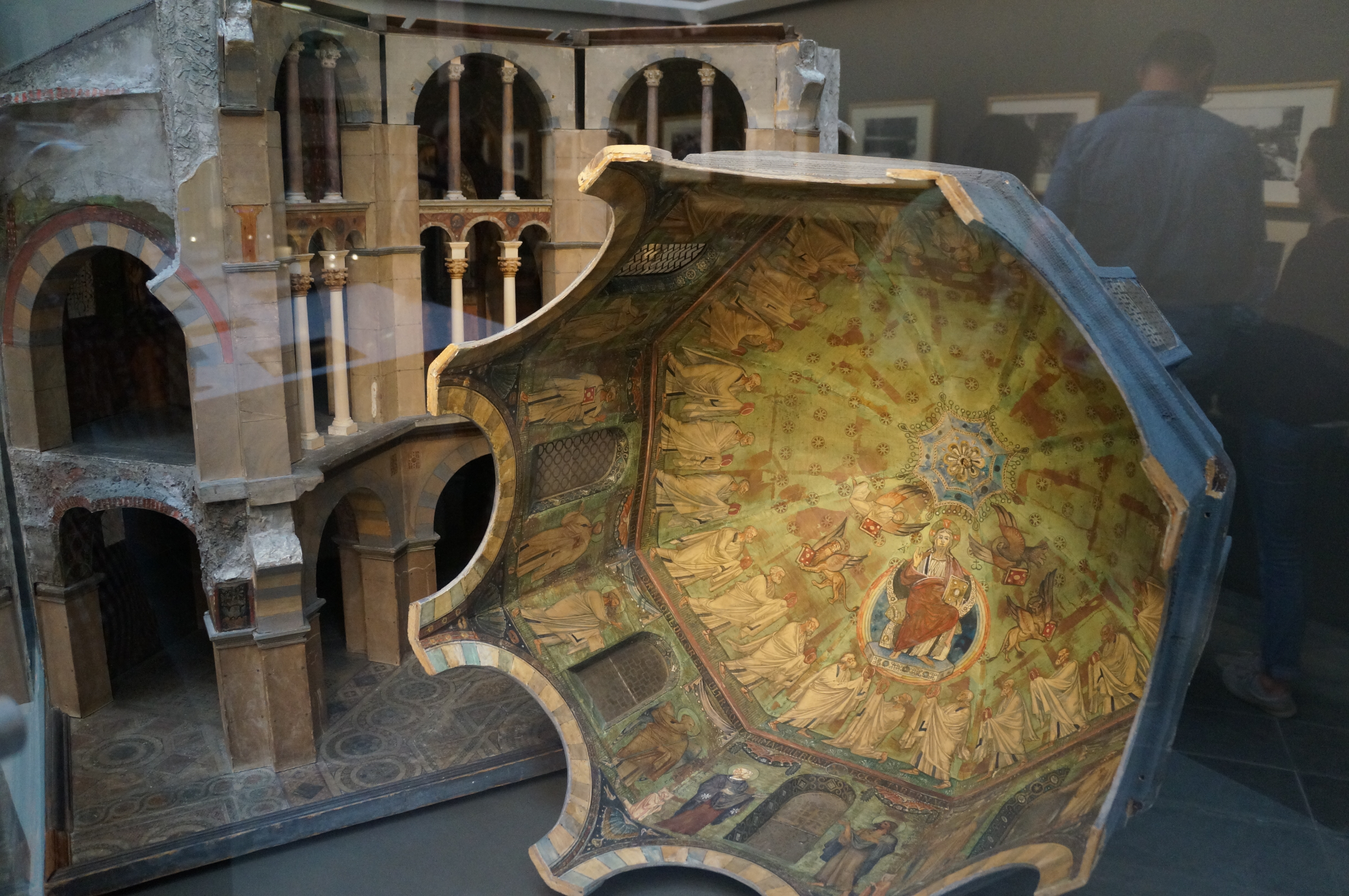 Detail mit Modell des Gewölbes im Aachener Dom