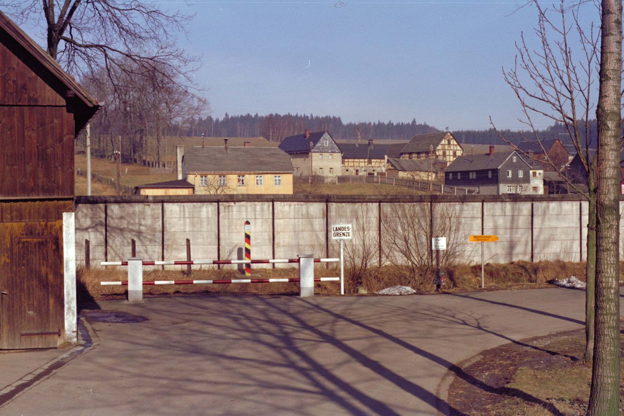 Blick von der bayerischen Seite Mödlareuths auf die Mauer, 1980 Museum Mödlareuth | Foto: Bayerische Grenzpolizei