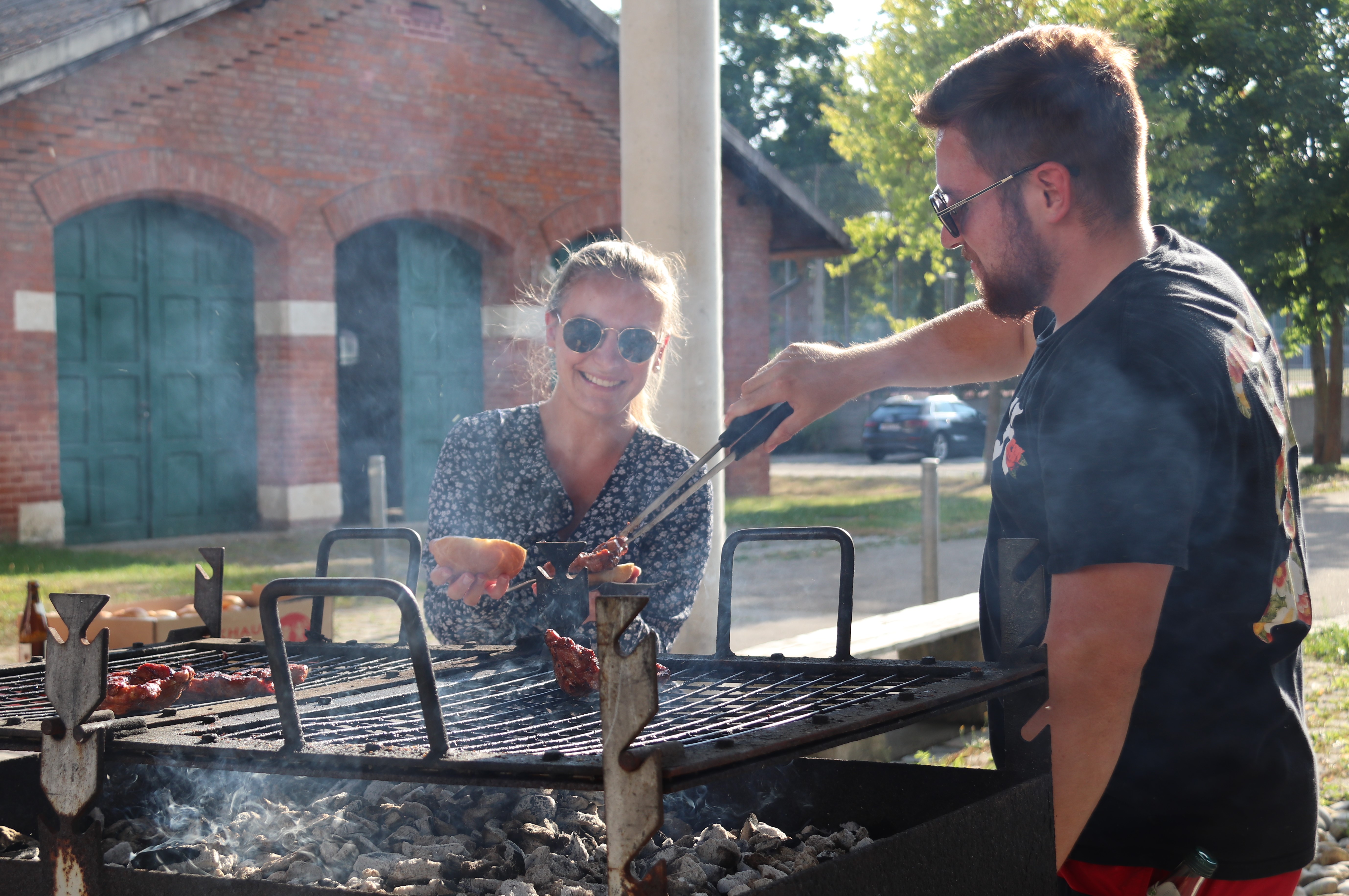 Für die Gäste gab es Würstel- und Steaksemmeln frisch vom Grill.