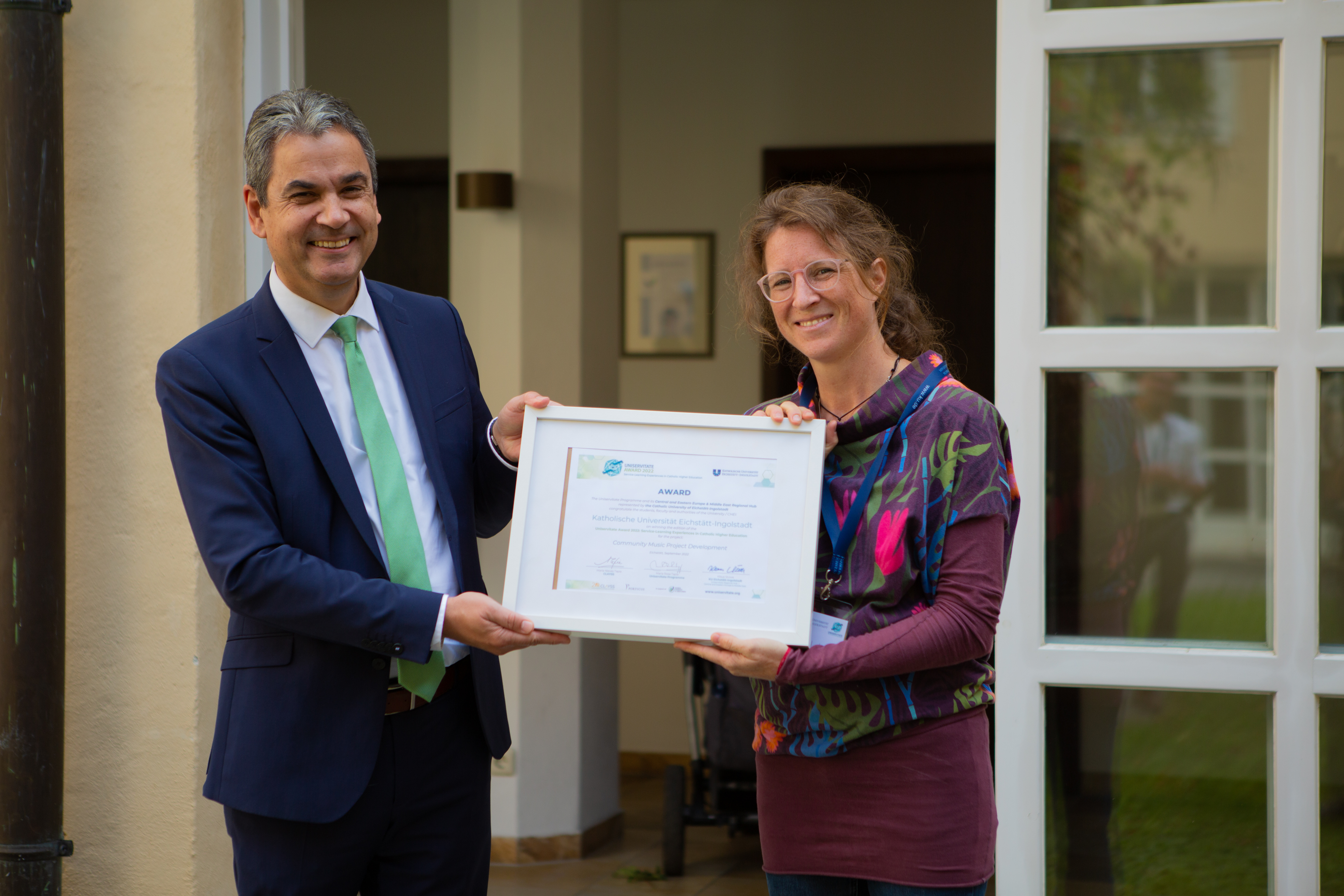 Vizepräsident Prof. Klaus Stüwe mit Marion Haak-Schulenburg (KU), Gewinnerin des Uniservitate Global Award 2022