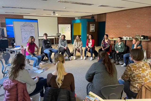 …in einen Ort verwandelt, der sich an didaktische Fragen flexibel anpassen lässt und Lehrveranstaltungen vom klassischen Seminar bis zur volldigitalen Kurs ermöglicht. 