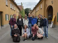 Exkursionsgruppe in der Fuggerei in Augsburg