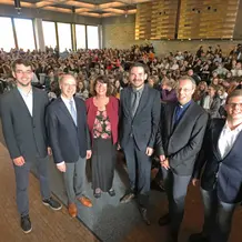 (v.l.) Maximilian Kaiser (Vorsitzender des Studentischen Konvents), KU-Vizepräsident Prof. Dr. Markus Eham, Präsidentin Prof. Dr. Gabriele Gien, Oberbürgermeister Andreas Steppberger, Hochschulpfarrer Pater Stefan Weig und Dr. Benedikt Rodler (Referent für Hochschulpastoral) begrüßten die neuen Studierenden in der Aula der Universität. (Fotos: Schulte Strathaus)