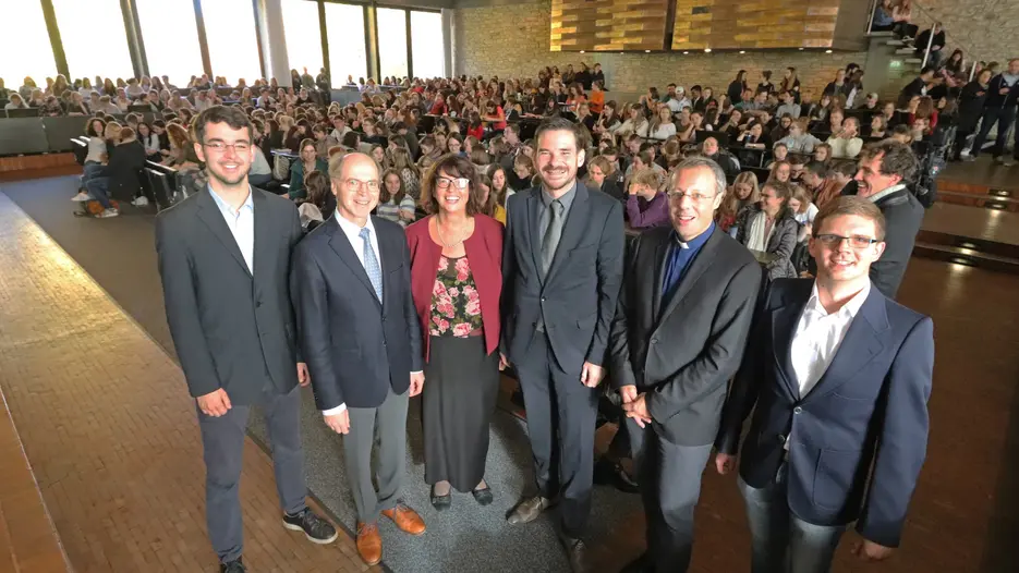 (v.l.) Maximilian Kaiser (Vorsitzender des Studentischen Konvents), KU-Vizepräsident Prof. Dr. Markus Eham, Präsidentin Prof. Dr. Gabriele Gien, Oberbürgermeister Andreas Steppberger, Hochschulpfarrer Pater Stefan Weig und Dr. Benedikt Rodler (Referent für Hochschulpastoral) begrüßten die neuen Studierenden in der Aula der Universität. (Fotos: Schulte Strathaus)