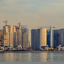 Der k&uuml;nstliche Chitgar-See in der iranischen Hauptstadt Teheran
