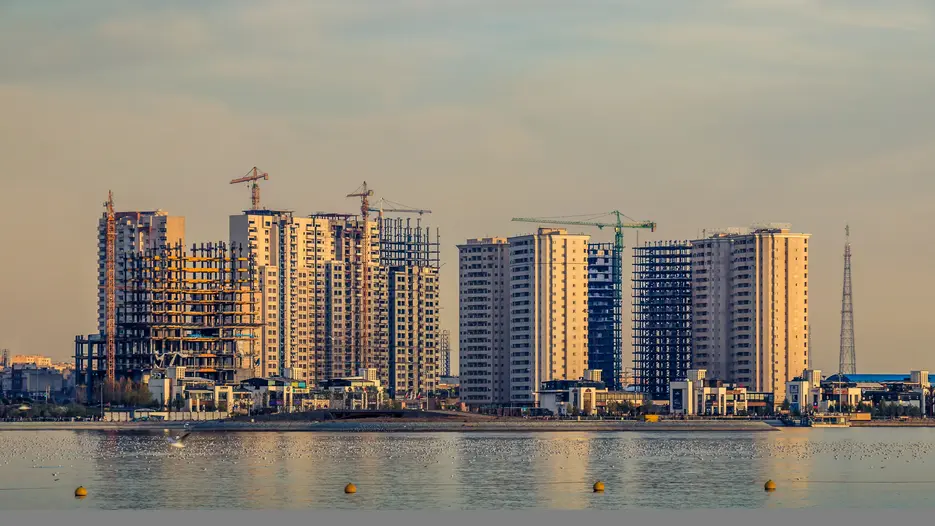 Der k&uuml;nstliche Chitgar-See in der iranischen Hauptstadt Teheran