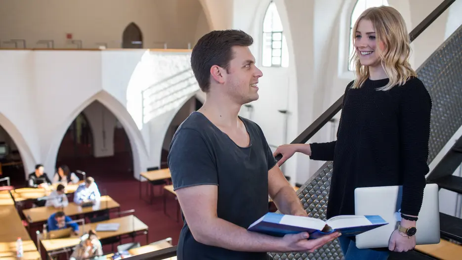2 Studierende in der Bibliothek
