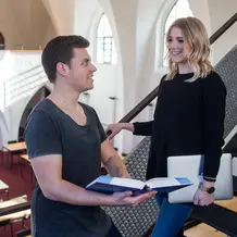 2 Studierende in der Bibliothek