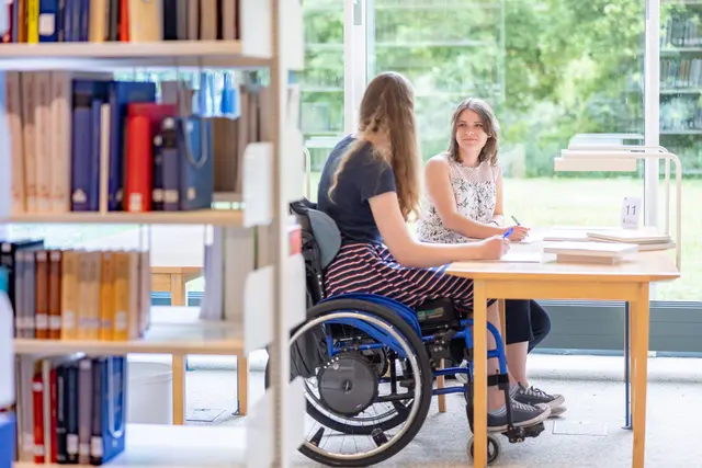 Studierende im Rollstuhl