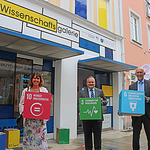 Prof. Dr. Gabriele Gien, President of the KU Eichstätt-Ingolstadt, Ingolstadt Mayor Christian Schapf and Prof. Dr. Walter Schober, President of the TH Ingolstadt, (from left to right) open the Wissenschaftsgalerie in the Ingolstadt pedestrian zone.