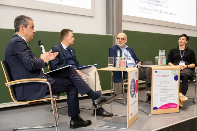 Was Familienbildung in den Kommunen leisten kann, diskutierten unter Moderation von Prof. Dr. Klaus Stüwe, Direktor des ZFG, der Landrat von Neustadt a. D. Aisch-Bad Windsheim, Dr. Christian von Dobschütz, Prof. Dr. Norbert Schneider, ehemaliger Direktor des Bundesinstituts für Bevölkerungsforschung (BiB) und Dr. Veronika Hecht, wissenschaftliche Mitarbeiterin am ZFG (von links).