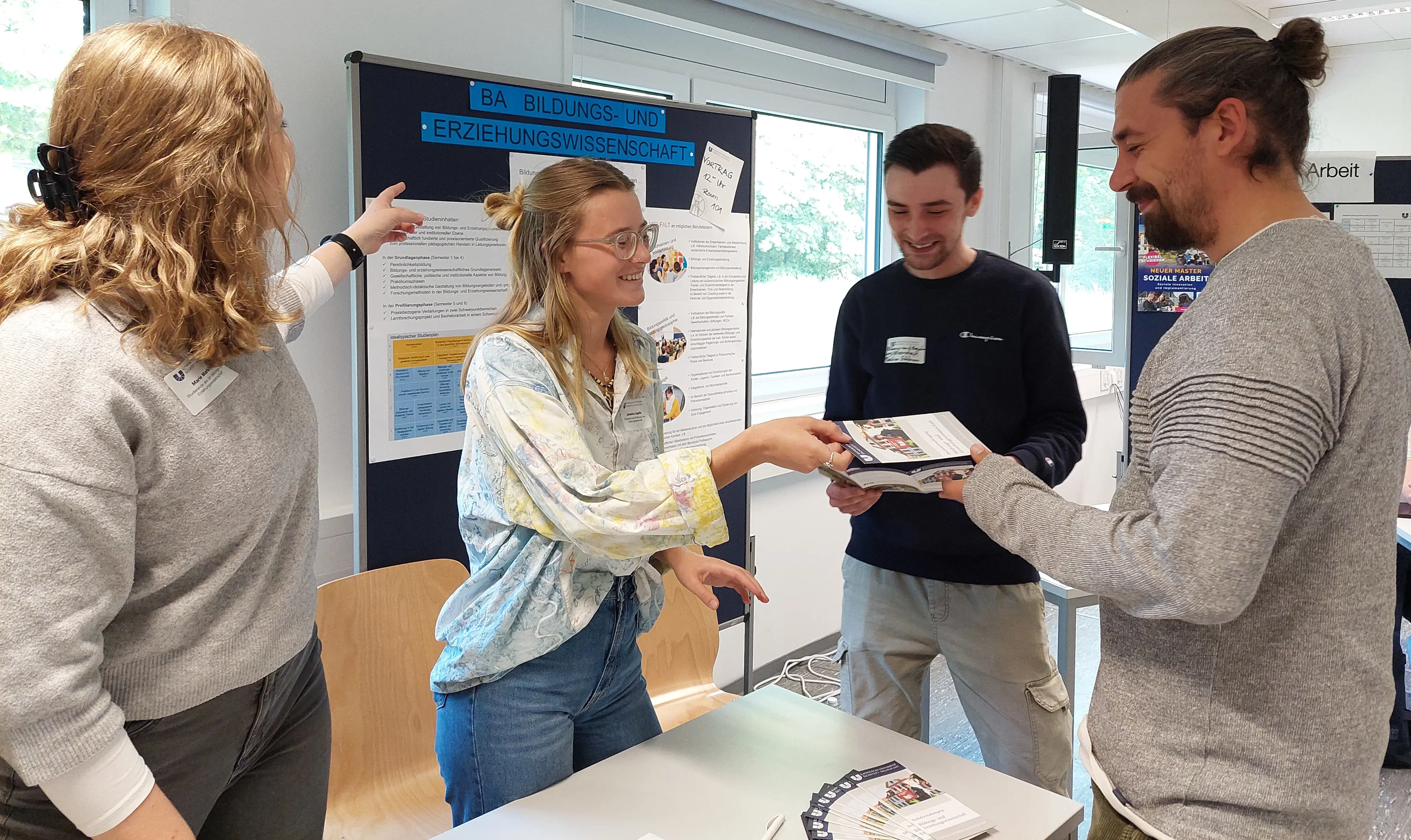 Studierende des BA BEW unterstützen am Stand