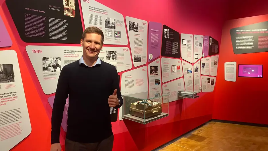 Michael Graßl in der neuen Dauerausstellung "Journalismus und Medien" (Foto Körner)