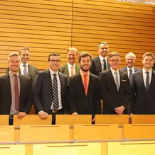 Die Preisträger (vordere Reihe v.l.) Daniel Horn, Sven Blum, Markus Gamm, Dominik Stork, Thomas Amann und Gabriel Zwicklhuber gemeinsam mit (2. Reihe v.l.) Festredner Prof. Dr. Tobias Just, Dr. Stefan Kusterer (Senior Partner bei Warth & Klein Grant Thornton), Prof. Dr. Reinald Koch (Lehrstuhl für Betriebswirtschaftliche Steuerlehre), Prof. Dr. Max Göttsche (Lehrstuhl für Controlling und Wirtschaftsprüfung) und Jury-Mitglied Dr. Christiane Grosser (Munich Re). (Foto: Schulte Strathaus/upd)