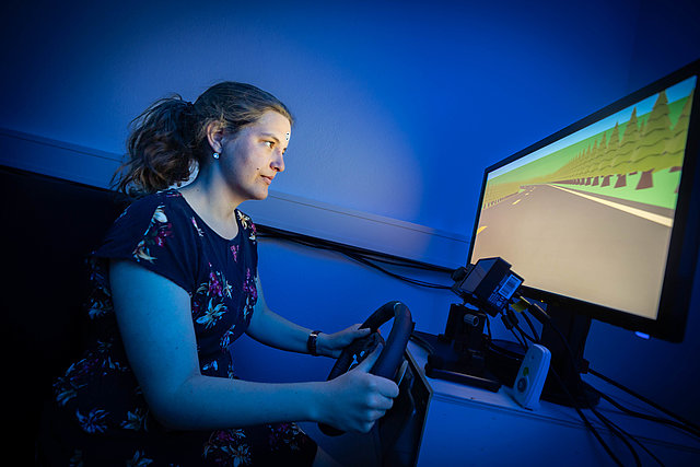 The experiments alternate between phases with active and passive tours: At one point, the study participants have to steer into a bend themselves using a steering wheel; in other simulations, the steering wheel moves as if by magic and independently corrects the direction of travel, just as an autonomous vehicle would.