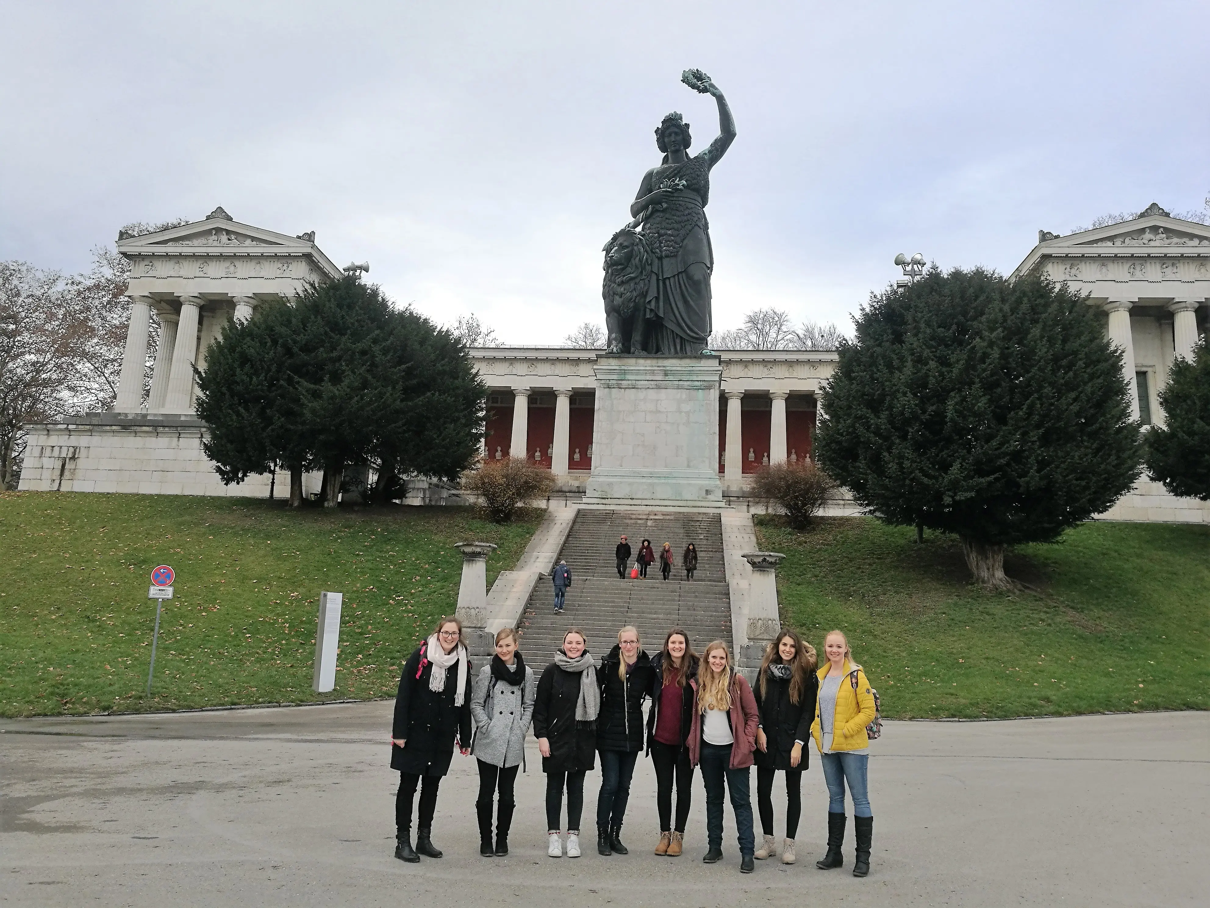 Die Exkursionsgruppe vor der Münchner Bavaria 