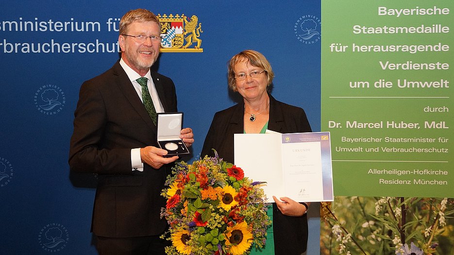 Bayerns Umweltminister Dr. Marcel Huber überreichte an Prof. Dr. Ingrid Hemmer die Staatsmedaille für herausragende Verdienste um die Umwelt.