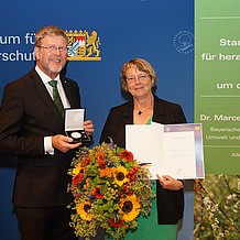 Bayerns Umweltminister Dr. Marcel Huber überreichte an Prof. Dr. Ingrid Hemmer die Staatsmedaille für herausragende Verdienste um die Umwelt.