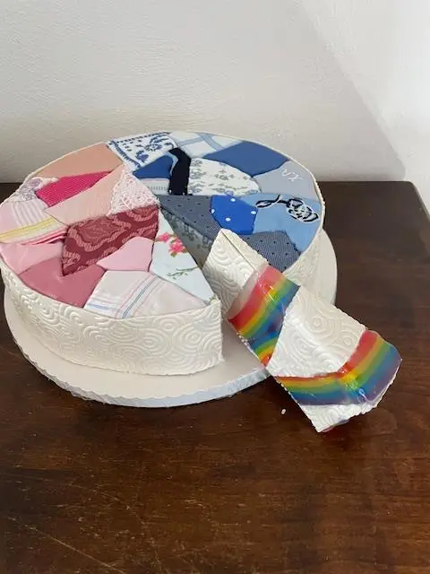 02_Elisabeth_Russer__Textile_Torte_-_Searching_Identity__2023__Mischtechnik__30_cm_Durchmesser.jpg 