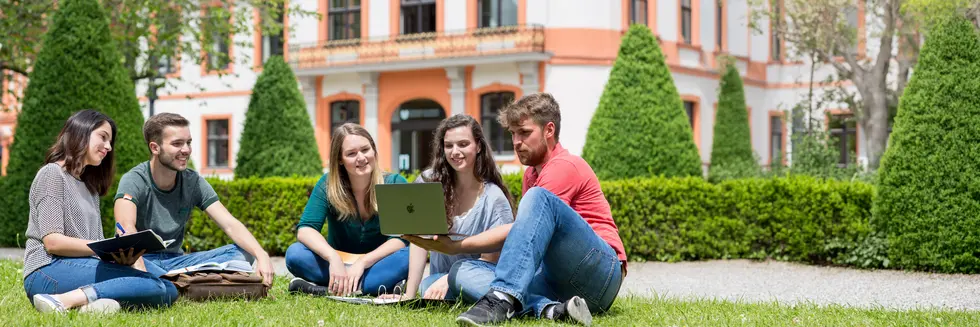 Studierende im Hofgarten