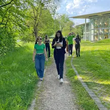 Teil der neuen Outdoor-Campus ist ein Rundkurs um die Zentralbibliothek, der in der Lehre etwa für Sprachübungen oder diskursive Partnerarbeit genutzt werden kann. 
