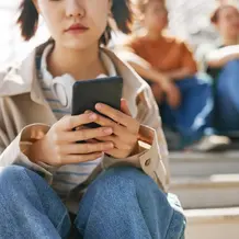 Jugendliche mit Smartphone - Symbolbild