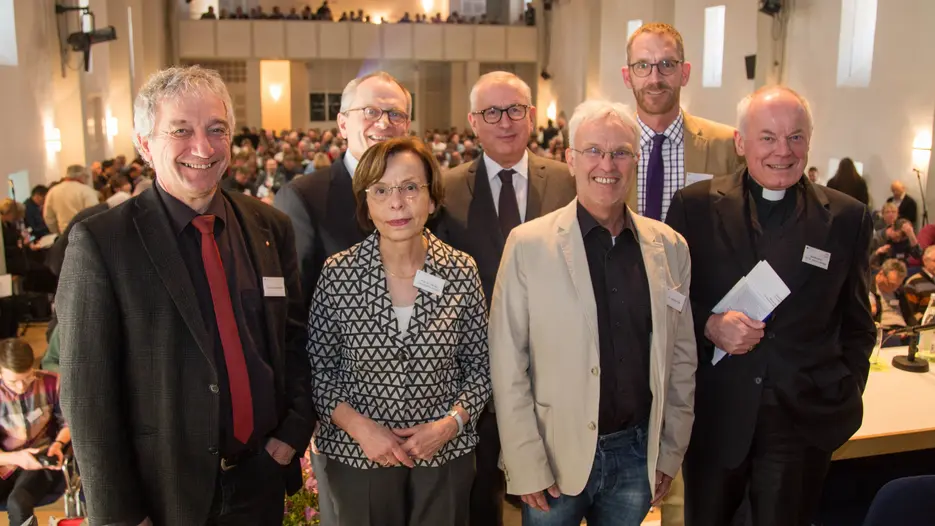 Das Organisationsteam der Fachtagung mit Diakonie-Präsident Ulrich Lilie und Weihbischof Dr. Dr. Anton Losinger. Von links: Thomas Schwendele, Ulrich Lilie, Prof. Dr. Renate Oxenknecht-Witzsch, Detlev Fey, Dr. Joachim Eder, Prof. Dr. Jacob Joussen, Weihbischof Dr. Dr. Anton Losinger.
