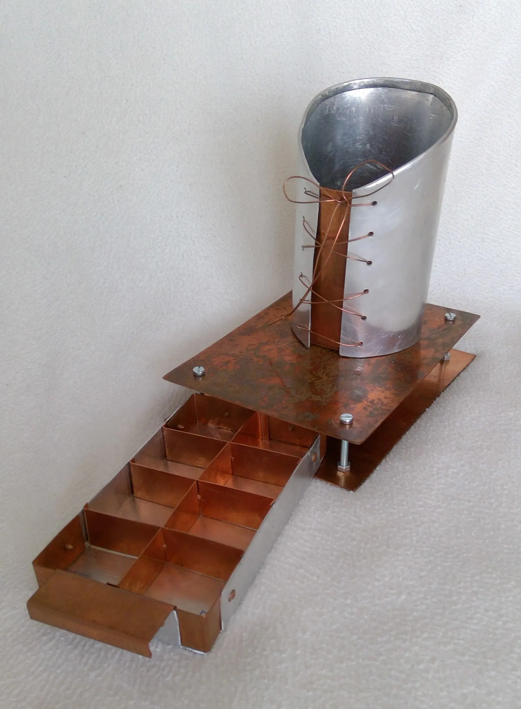 09_Elisabeth_Russer__Werkzeug-Utensilo__2024__Metall__ca._21x20x24cm.jpg