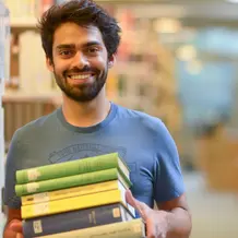 Studierender in Bibliothek