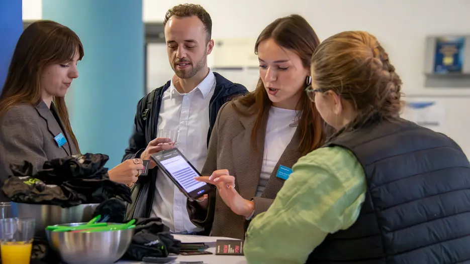 Die Studierenden nutzten den Company Day, um mit Firmenvertreterinnen und -vertretern in Kontakt zu kommen.
