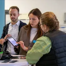 Die Studierenden nutzten den Company Day, um mit Firmenvertreterinnen und -vertretern in Kontakt zu kommen.