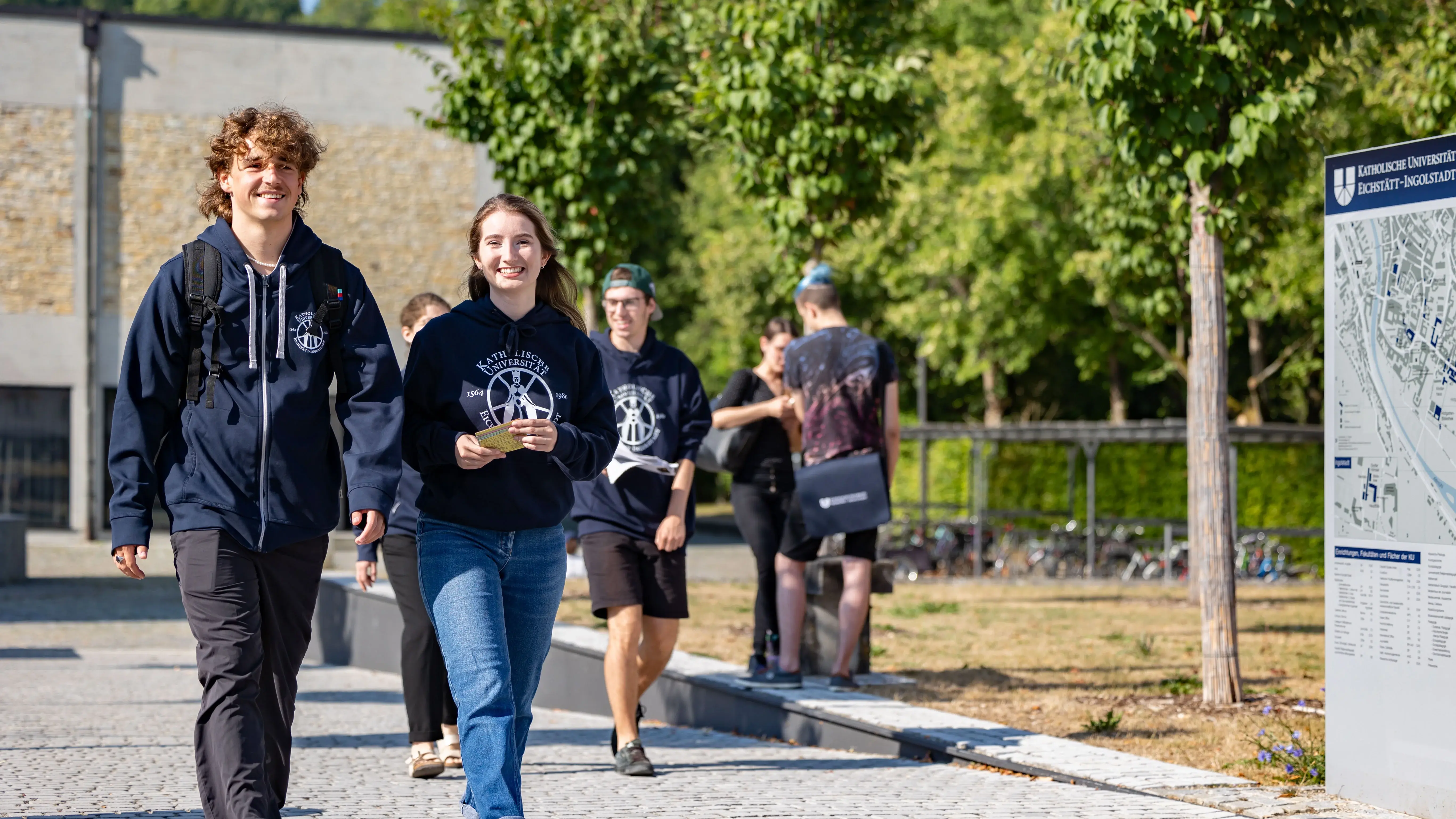 Studierende auf dem Campus