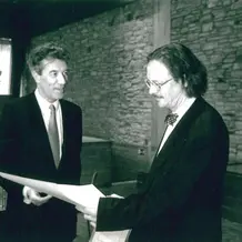 (v.l.) Der damalige Dekan der Sprach- und Literaturwissenschaftlichen Fakultät, Prof. Dr. Günter Niggl, verlieh 1993 Peter Handke die Ehrendoktorwürde. (Foto: upd)
