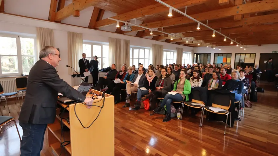 Rund 100 Teilnehmerinnen und Teilnehmer holten sich bei der Studientagung Anregungen für Jugendarbeit und Religionsunterricht.