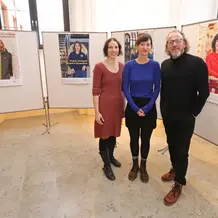 (v.r.) Fotograf Hubert P. Klotzeck, Tamara Fink und Maria Bartholomäus haben die Ausstellung zum ehrenamtlichen Engagement von KU-Angehörigen konzipiert, die derzeit im Foyer der Eichstätter Sommerresidenz zu sehen ist. (Foto: Schulte Strathaus)