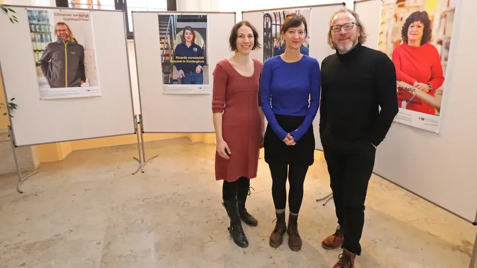(v.r.) Fotograf Hubert P. Klotzeck, Tamara Fink und Maria Bartholomäus haben die Ausstellung zum ehrenamtlichen Engagement von KU-Angehörigen konzipiert, die derzeit im Foyer der Eichstätter Sommerresidenz zu sehen ist. (Foto: Schulte Strathaus)
