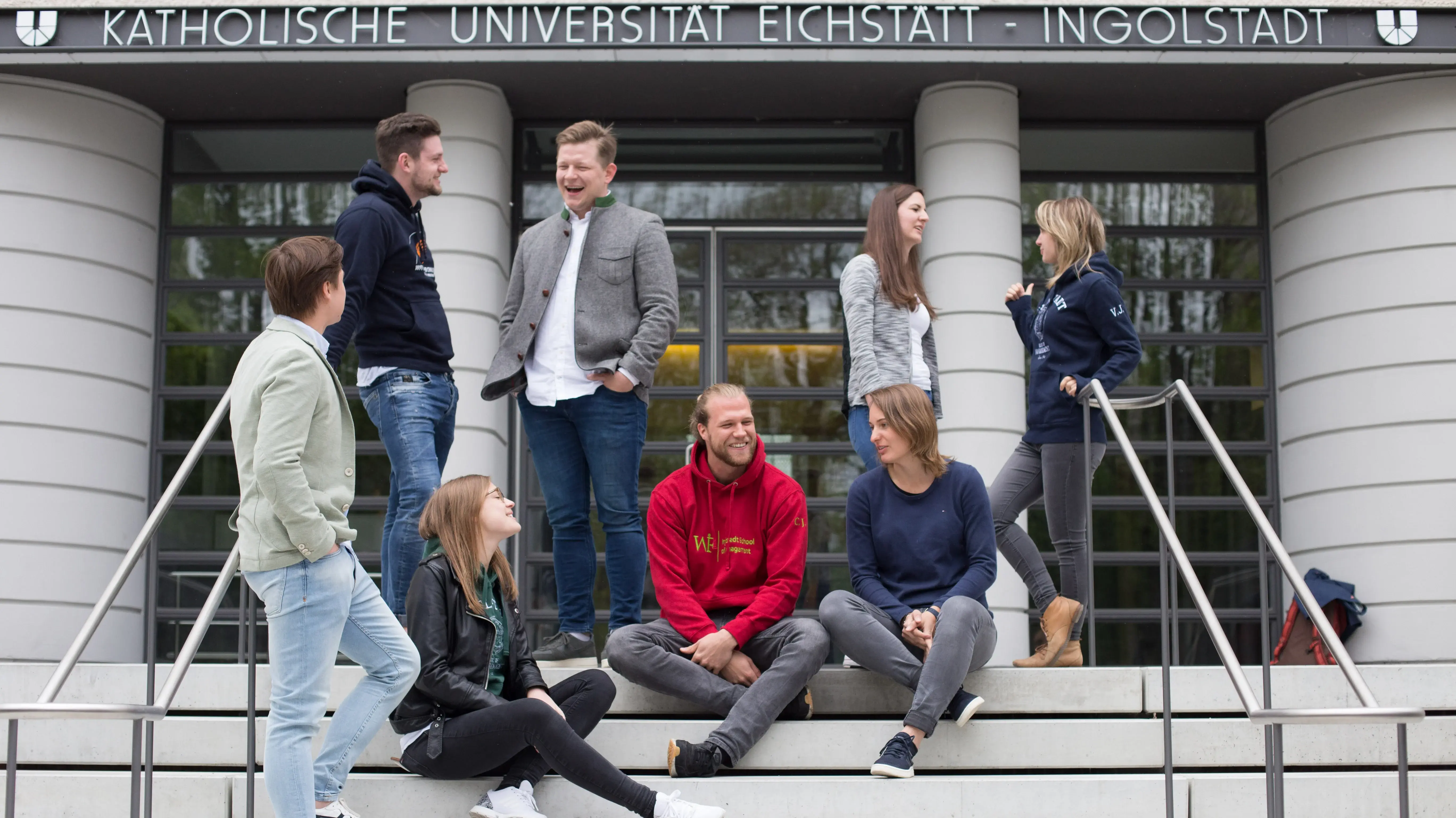 [Translate to Englisch:] Studierende vor dem Eingang der WFI