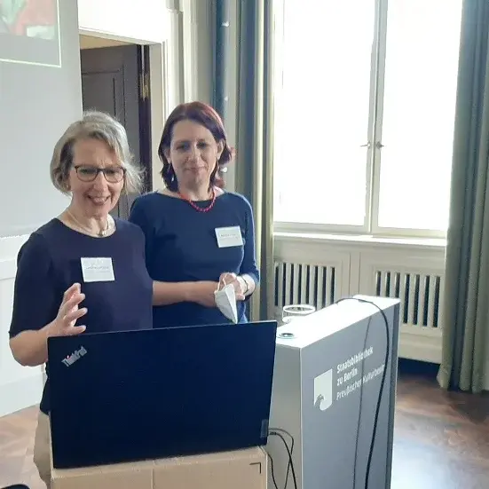Prof. Dr. Caroline Emmelius und PD Beatrice Trînca am Rednerpult