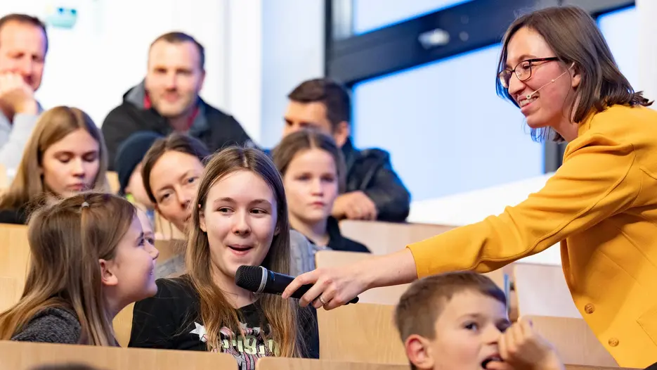 Kind beantwortet Frage