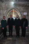 mit Abuna Ignatius vor dem Grab von Gregorios Bar Hebraeus
