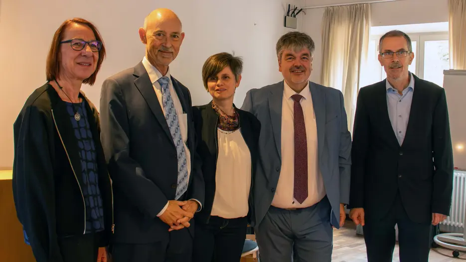 Prof. Dr. Helmut Kreidenweis (2. v.l.) bei seiner Abschiedsvorlesung mit Dekanin Prof. Dr. Inge Eberl, seiner Frau Maria Kreidenweis, Prof. Dr. Diet-mar Wolff und Prodekan Prof. Dr. J&uuml;rgen Zerth (von links)