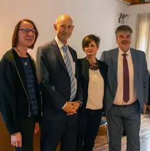 Prof. Dr. Helmut Kreidenweis (2. v.l.) bei seiner Abschiedsvorlesung mit Dekanin Prof. Dr. Inge Eberl, seiner Frau Maria Kreidenweis, Prof. Dr. Diet-mar Wolff und Prodekan Prof. Dr. J&uuml;rgen Zerth (von links)