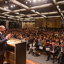 Martin Schulz bei seiner Rede in der vollbesetzten Aula der KU.
