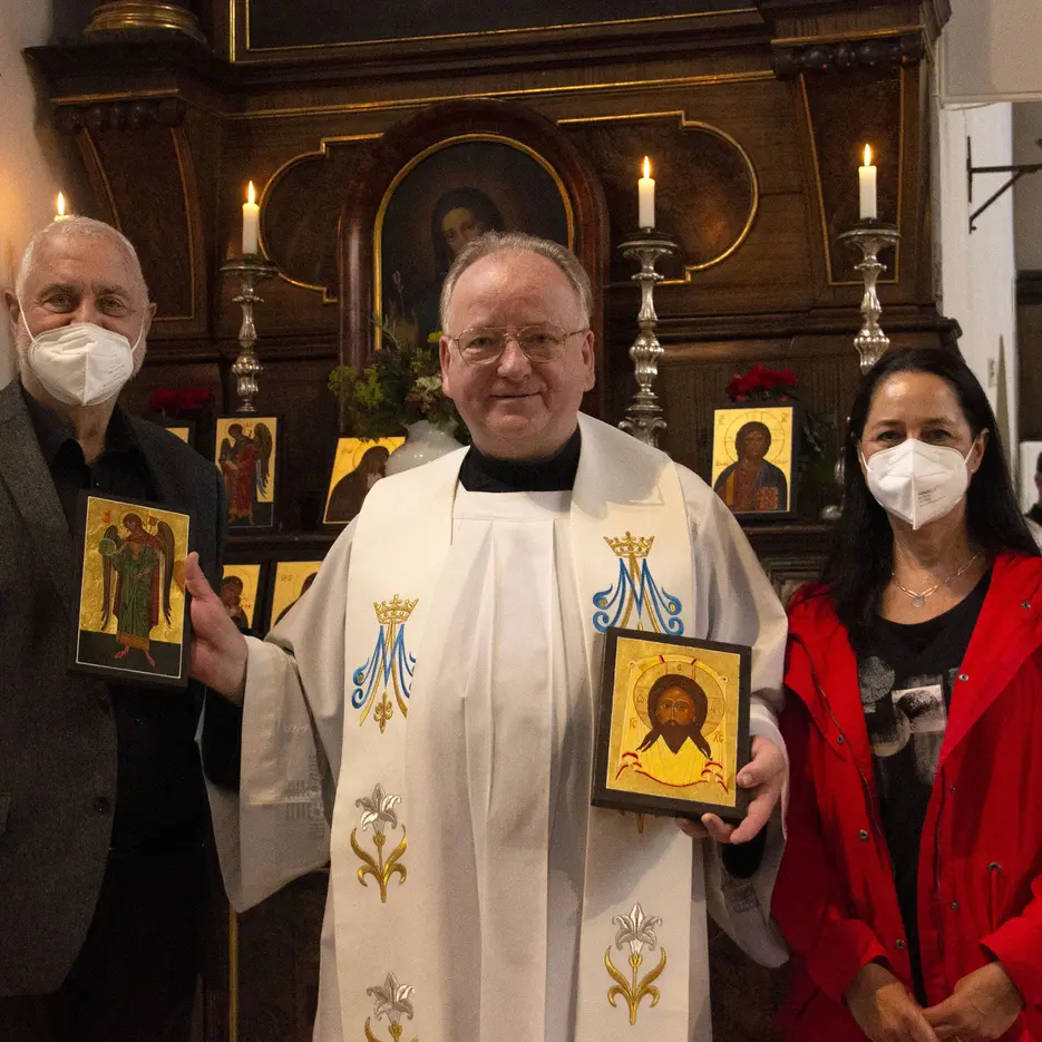 Kursleiter Klaus Fellmeth (links) und seine Nachfolgerin Dr. Rossella Malagó bei der Ikonenweihe durch Pater Hubert (OPass) in der Eichstätter Heilig Kreuz-Kirche.