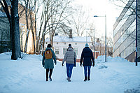 Studierende im Schnee an der Åbo Akademi