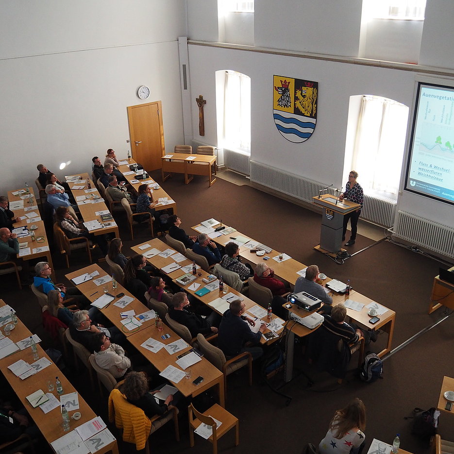 Das Programm der Fachtagung im Neuburger Landratsamt umfasste ein Dutzend Vorträge, die auch erfolgreiche Beispiele aus der Praxis für die Zusammenarbeit von Naturschutz und Wasserwirtschaft schilderten. (Foto: Stammel/upd)