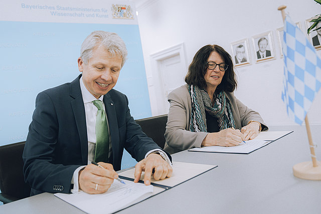 KU-Präsidentin Gien und OTHAW-Präsident Bulitta bei der Unterzeichung der Kooperationsvereinbarung.
