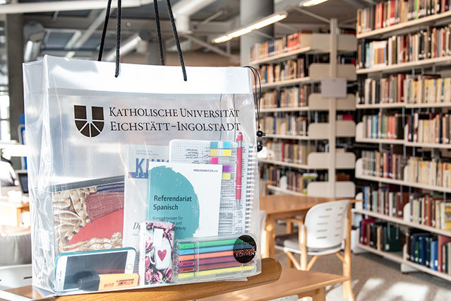 [Translate to Englisch:] Universitätsbibliothek: Transparente Kunststofftasche für den Lesesaal